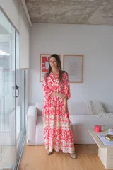 Vestido largo color rojo con estampado floral blanco y beige, corte amplio y mangas 3/4.