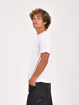 Remera de manga corta color verde oliva, con cuello redondo y un bolsillo frontal en el pecho.