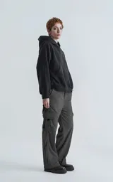 Pantalón cargo gris de corderoy, de corte recto con cintura elastizada y seis bolsillos.