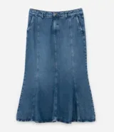 Pollera midi de jeans azul, corte sirena, con cintura elástica, trabillas, bolsillos laterales y recortes verticales.