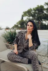 Pantalón de animal print con corte ajustado y diseño moderno.