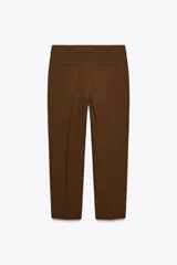 Pantalón de vestir marrón chocolate, de tiro alto, corte recto y largo cropped.