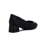 Zapato de vestir Comfortflex de mujer, color negro, con punta redondeada, detalle de aplique dorado en el empeine y taco cuadrado bajo.