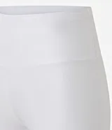 Bermuda deportiva blanca de microfibra texturizada, con forro, tiro medio y bolsillo en la cintura.