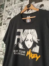 Remera gris con estampado de Mikey del anime Tokyo Revengers.