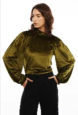 Polera de terciopelo color verde oliva, con cuello alto y mangas largas abullonadas con puños fruncidos.