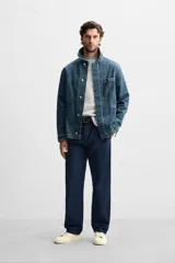 Pantalón azul marino de algodón con corte regular fit, bolsillos delanteros y traseros de vivo, cierre frontal con cremallera y botón.