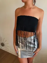 Top negro sin tirantes con flecos en el ruedo.