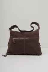 Cartera bandolera de cuero marrón con flecos largos y correa ajustable.