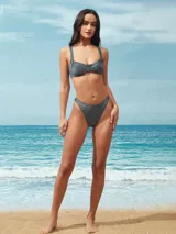 Conjunto de bikini de lurex gris, con corpiño de corte clásico con breteles anchos y bombacha de tiro alto.
