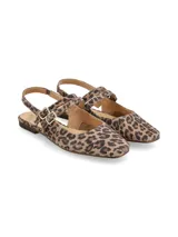 Mocasín con estampado animal print, con punta cuadrada, dos tiras sobre el empeine con hebillas doradas y suela plana.