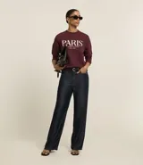 Saco de algodón color bordó con cuello redondo y mangas largas. Tiene ribete en cuello, puños y bajo. Estampado frontal con la leyenda "Paris - Champs Élysées - Est. 1965".
