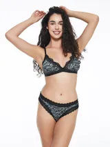 Conjunto de lencería con estampado de hojas en tonos verde y negro, con detalles de encaje negro. Incluye corpiño triangular sin aro y bombacha colaless.