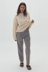 Pantalón de vestir con estampado a cuadros en tonos grises y negros.