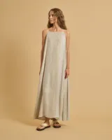 Vestido largo color beige con brillo, de tirantes finos y corte amplio.