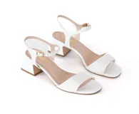 Sandalias blancas de cuero con taco bloque de 5 cm y tira delgada con hebilla al tobillo.