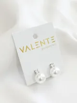 Par de caravanas plateadas con forma de perla.