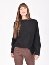 Buzo negro de tejido waffle, con cuello redondo y calce holgado.