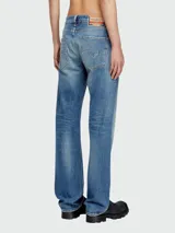 Pantalón de jean Diesel modelo 1985, corte regular, color celeste con efecto de desgaste.
