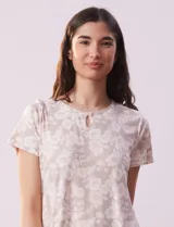 Camisón corto gris con rayas horizontales blancas, escote redondo con detalle de abertura y mangas cortas.