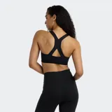 Top deportivo negro de New Balance con soporte medio, almohadillas removibles y tecnología NB DRY de secado rápido.