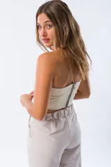 Top color beige, estilo corset, sin mangas y con ballenas verticales.