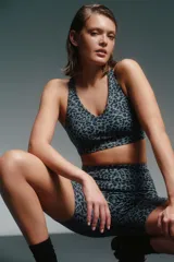Top deportivo gris con estampado animal print, breteles anchos y espalda deportiva.