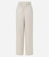 Pantalón largo de cintura alta color beige, confeccionado en tejido viscolino, con trabillas en la cintura, cinturón de cuerda para lazo, cierre tradicional y pliegues.