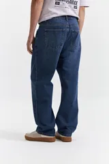 Pantalón de jean celeste claro, corte amplio y tiro medio. Confeccionado en 98% algodón y 2% spandex, con pasacintos.