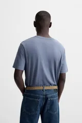 Camiseta blanca de cuello redondo y manga corta, corte regular.