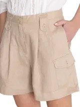 Short estilo bermuda de tiro alto color verde, confeccionado en lino orgánico, con pinzas y amplios bolsillos laterales.