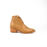 Botines de cuero vacuno color blanco con diseño bordado, taco de madera foliado en cuero de 5cm, cierre del lado interior y horma de punta fina.