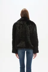 Campera de abrigo color beige claro, con textura de pelo largo y suave, cuello solapa y cierre frontal.