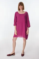 Vestido color fucsia de lino italiano, con cuello redondo, moldería oversize y bolsillos delanteros.
