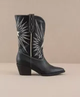 Bota texana negra con bordados blancos y tirador trasero.