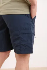 Bermuda azul oscuro con bolsillos cargo laterales.