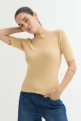 Sweater de punto con cuello bote, de mangas cortas y diseño a rayas horizontales blancas y azul marino.