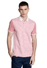 Polo de piqué color rosa con patrón geométrico en el frente y mangas lisas. Cuello y puños blancos con doble línea.