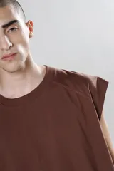 Remera marrón sin mangas con cuello redondo y corte holgado.