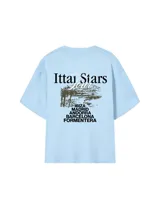 Remera celeste con estampa de paisaje costero y texto "Ittai Stars" y nombres de ciudades.