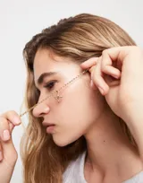 Charm de aleación de metales bañados en oro de 18K con forma de libélula.