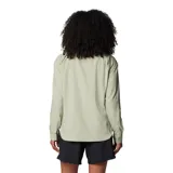 Camisa negra de manga larga con dos bolsillos frontales con cierre a presión y ventilación trasera de malla. Confeccionada con tejido Omni-Wick™ que absorbe el sudor y Omni-Shade™ Broad Spectrum UPF 50 que protege contra los rayos UVA/UVB.