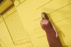 Vestido corto color marrón con brillos, escote halter y espalda descubierta.