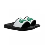 Ojotas Lacoste Serve Slide, con base negra y banda blanca con logo de cocodrilo verde.
