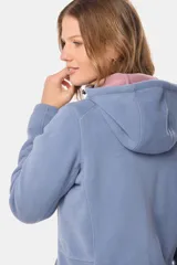 Campera polar con capucha en color negro, de cierre frontal y bolsillos laterales.