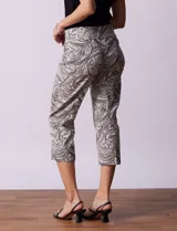 Pantalón capri de gabardina elastizada estampada, marca Zac & Rachel. Pretina ancha elastizada.