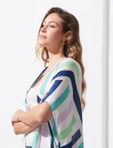 Kimono tejido con estampado de líneas en tonos pastel, mangas amplias estilo japonés y terminación con borlas.