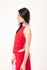 Top halter bicolor en rojo y fucsia, confeccionado en lino imperial, con espalda descubierta y bajo asimétrico.