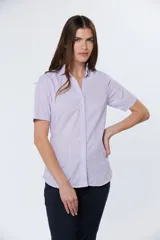Camisa lila con rayas verticales, de corte clásico, con cuello camisero y mangas 3/4.