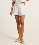 Short runner de sarga listrado con cintura elástica y encajes en los laterales.